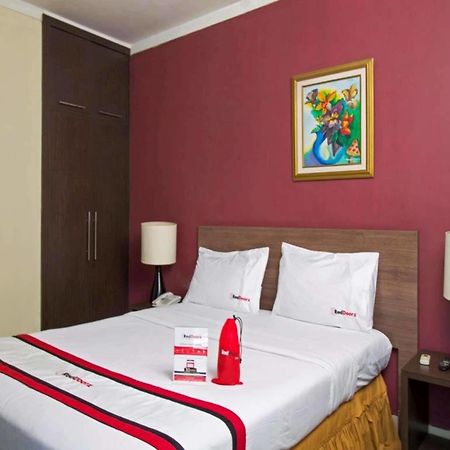 Hotel Reddoorz Premium @ Thamrin Kebon Sirih Yakarta Exterior foto