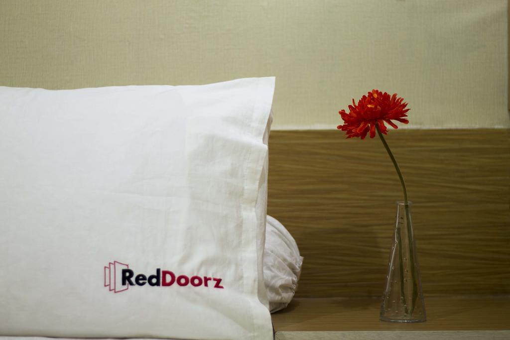 Hotel Reddoorz Premium @ Thamrin Kebon Sirih Yakarta Exterior foto