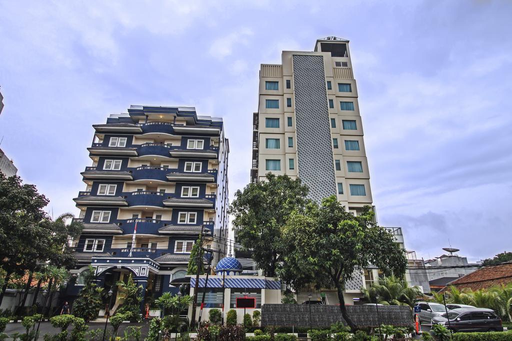 Hotel Reddoorz Premium @ Thamrin Kebon Sirih Yakarta Exterior foto