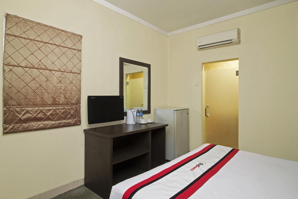 Hotel Reddoorz Premium @ Thamrin Kebon Sirih Yakarta Exterior foto