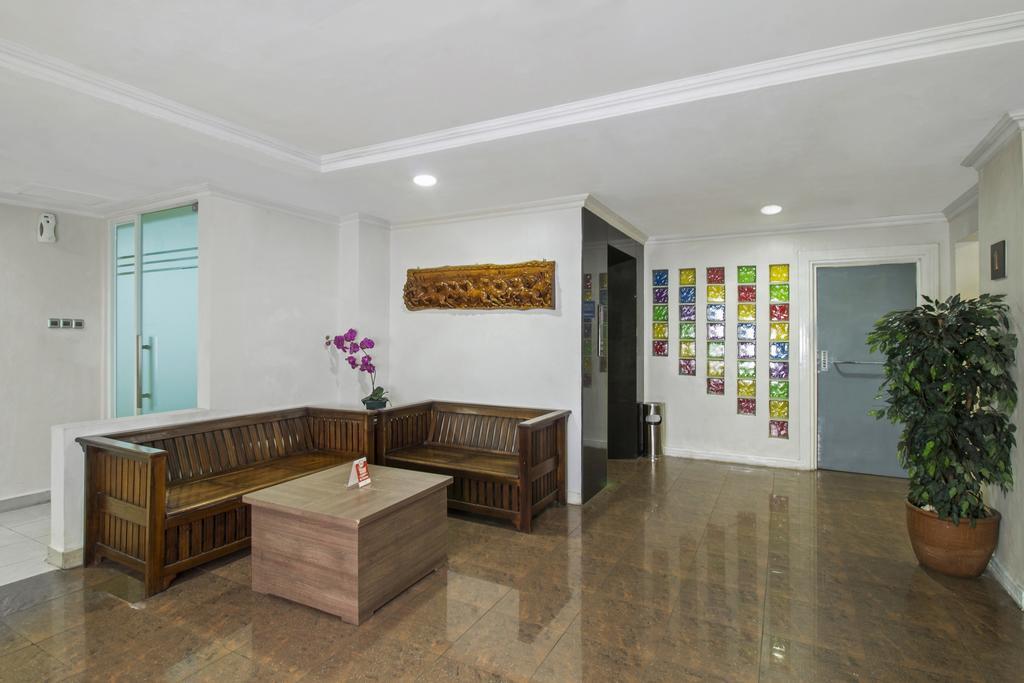 Hotel Reddoorz Premium @ Thamrin Kebon Sirih Yakarta Exterior foto