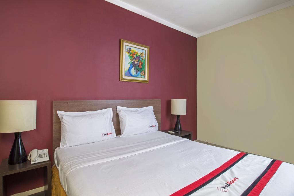 Hotel Reddoorz Premium @ Thamrin Kebon Sirih Yakarta Exterior foto