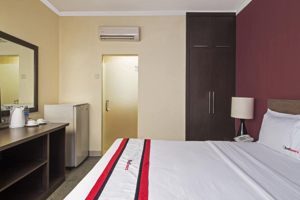 Hotel Reddoorz Premium @ Thamrin Kebon Sirih Yakarta Exterior foto