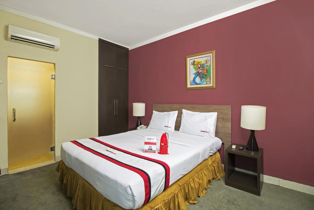 Hotel Reddoorz Premium @ Thamrin Kebon Sirih Yakarta Exterior foto