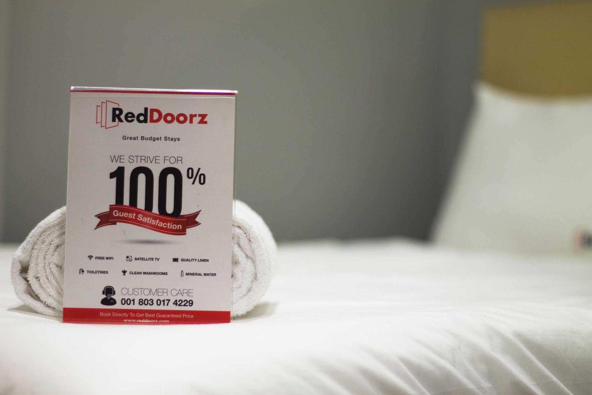 Hotel Reddoorz Premium @ Thamrin Kebon Sirih Yakarta Exterior foto