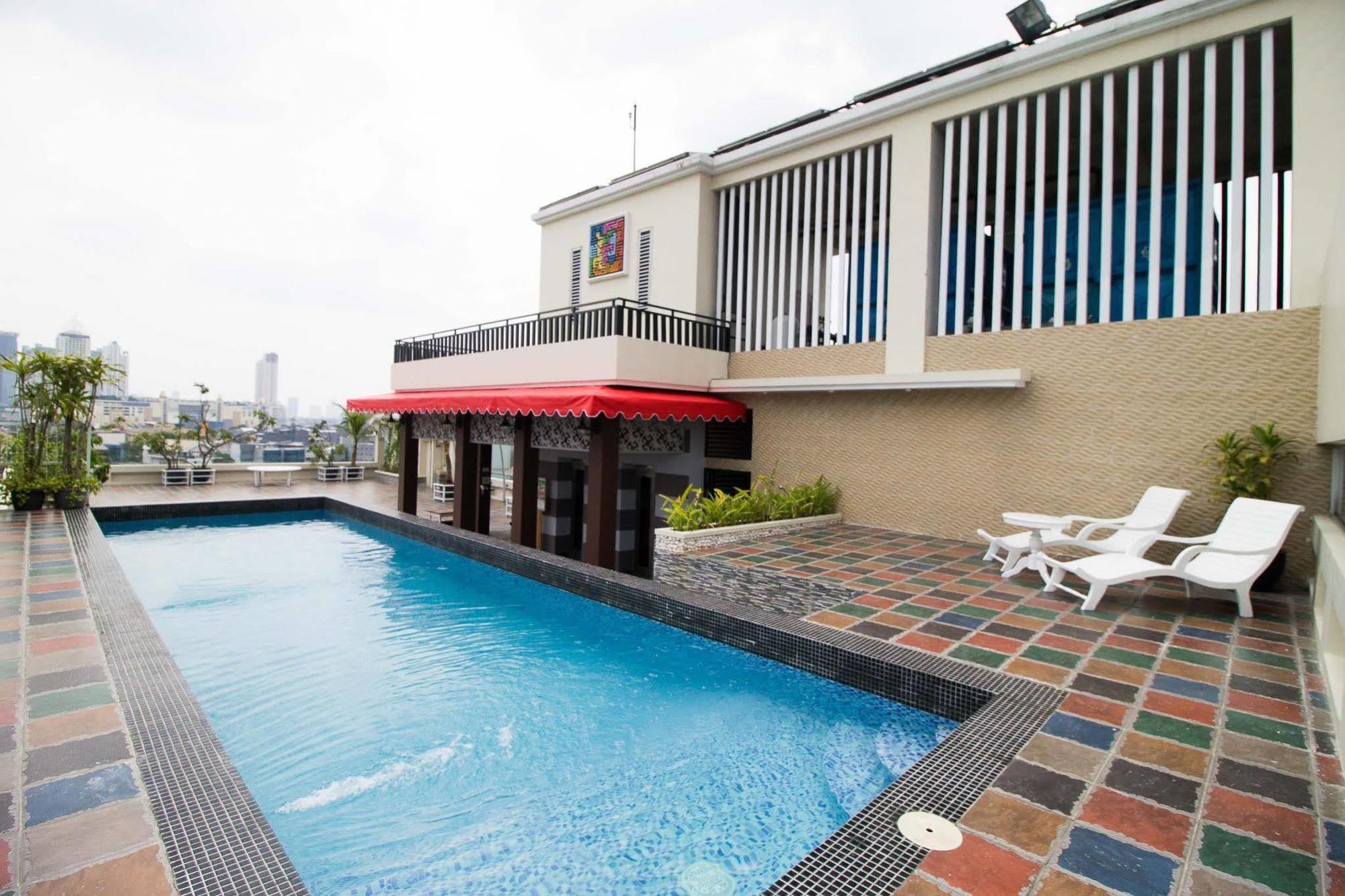 Hotel Reddoorz Premium @ Thamrin Kebon Sirih Yakarta Exterior foto