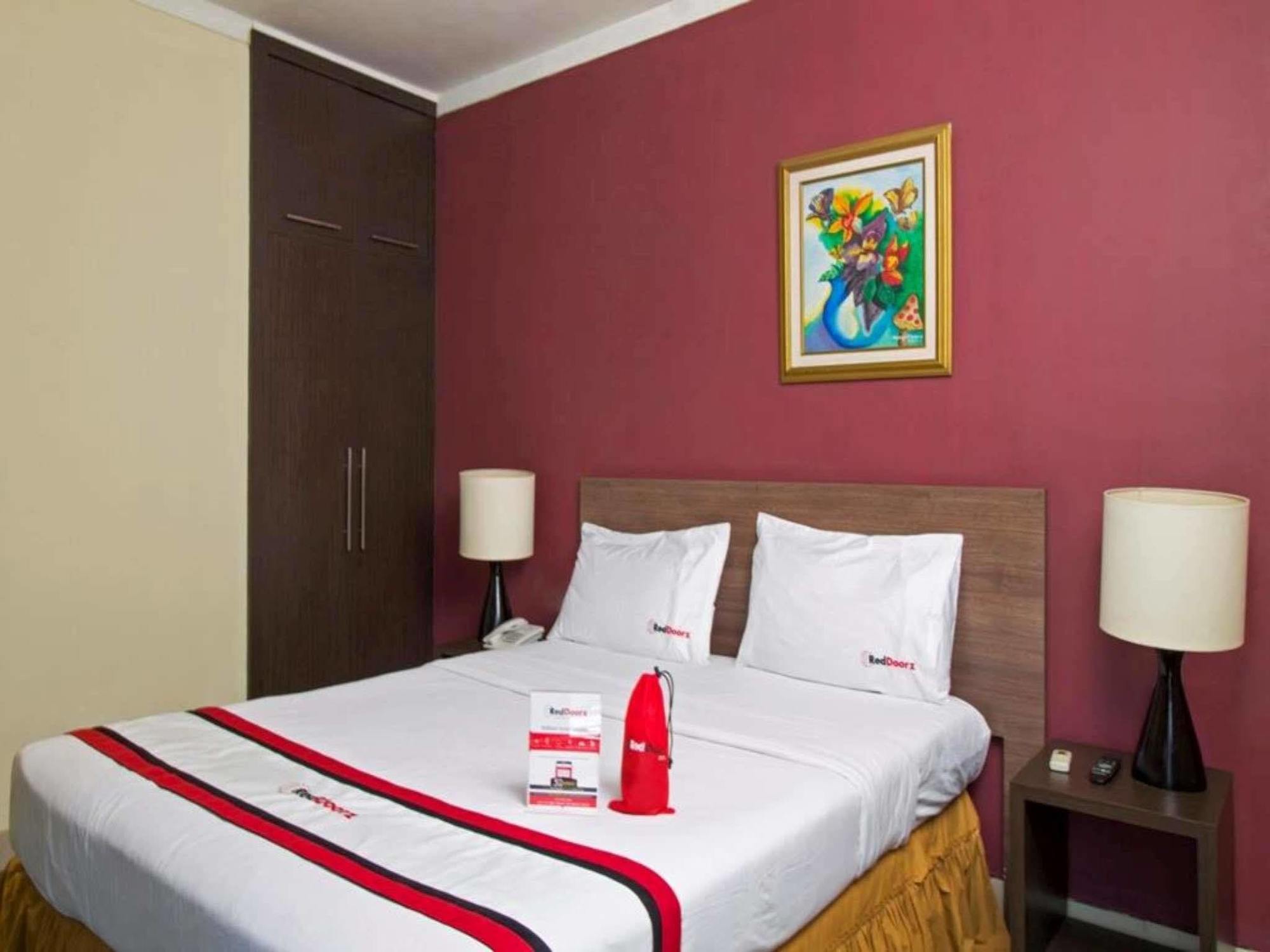 Hotel Reddoorz Premium @ Thamrin Kebon Sirih Yakarta Exterior foto