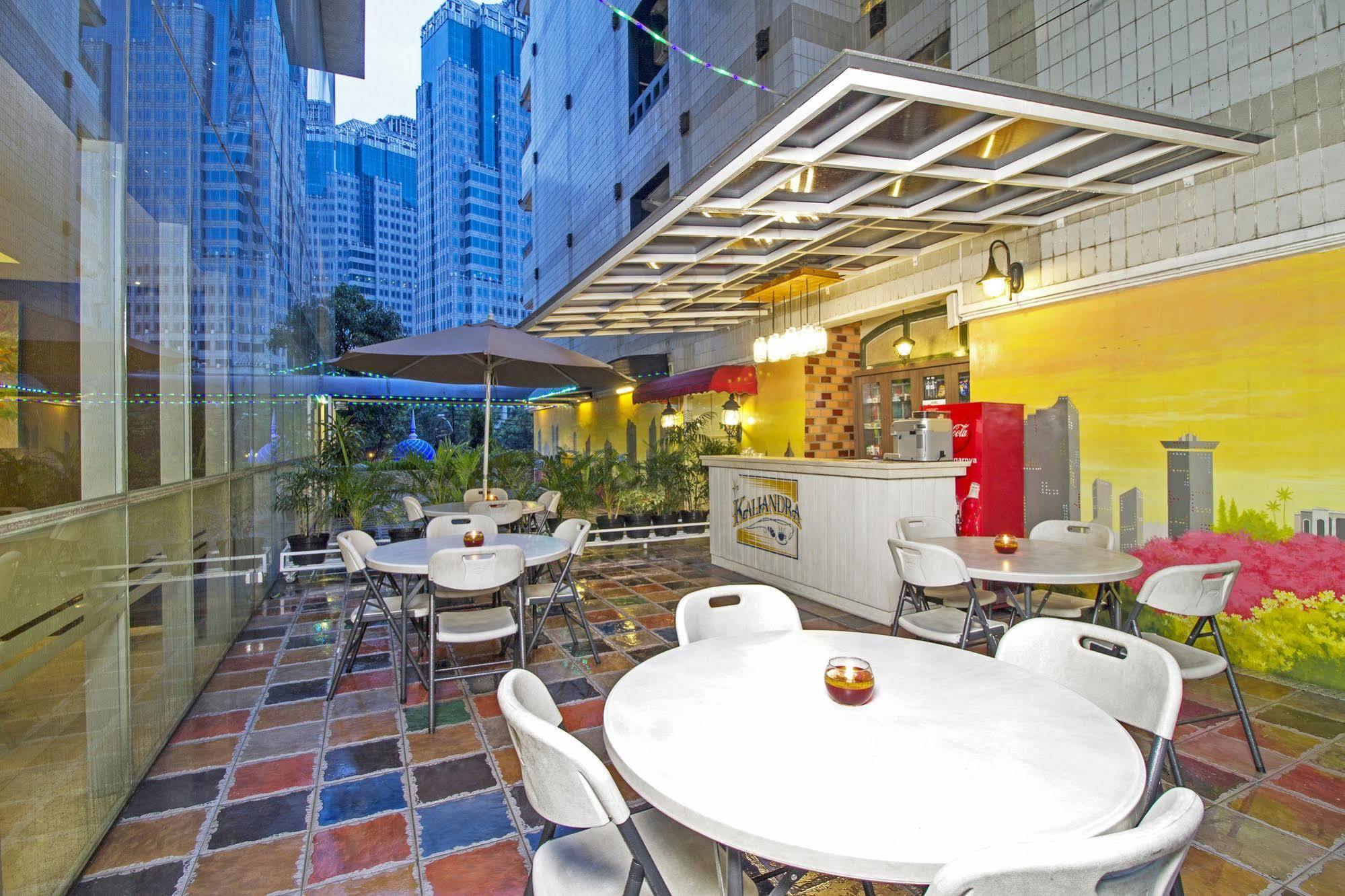 Hotel Reddoorz Premium @ Thamrin Kebon Sirih Yakarta Exterior foto
