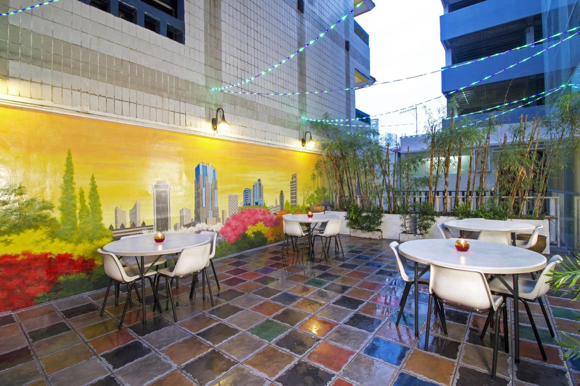 Hotel Reddoorz Premium @ Thamrin Kebon Sirih Yakarta Exterior foto