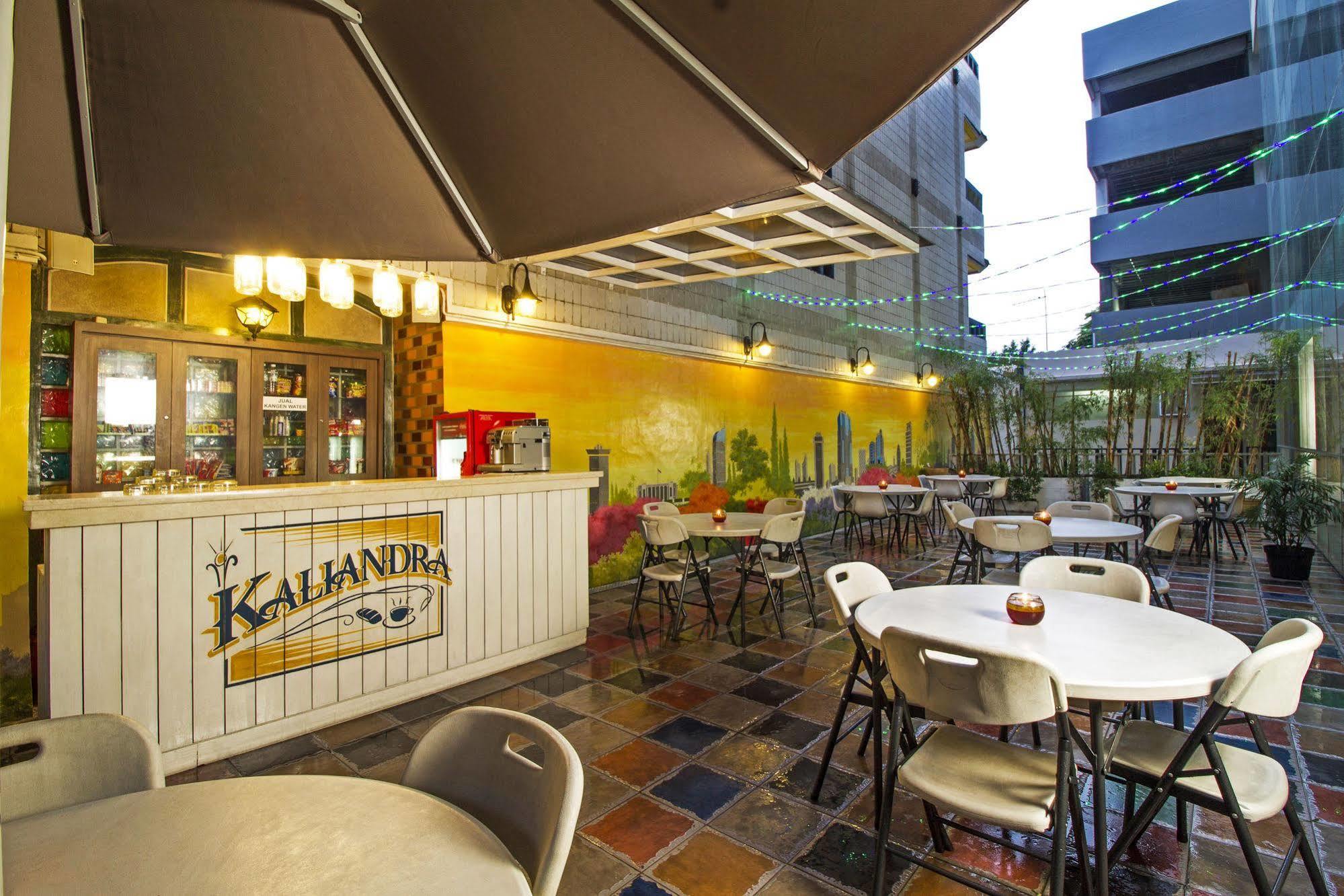Hotel Reddoorz Premium @ Thamrin Kebon Sirih Yakarta Exterior foto