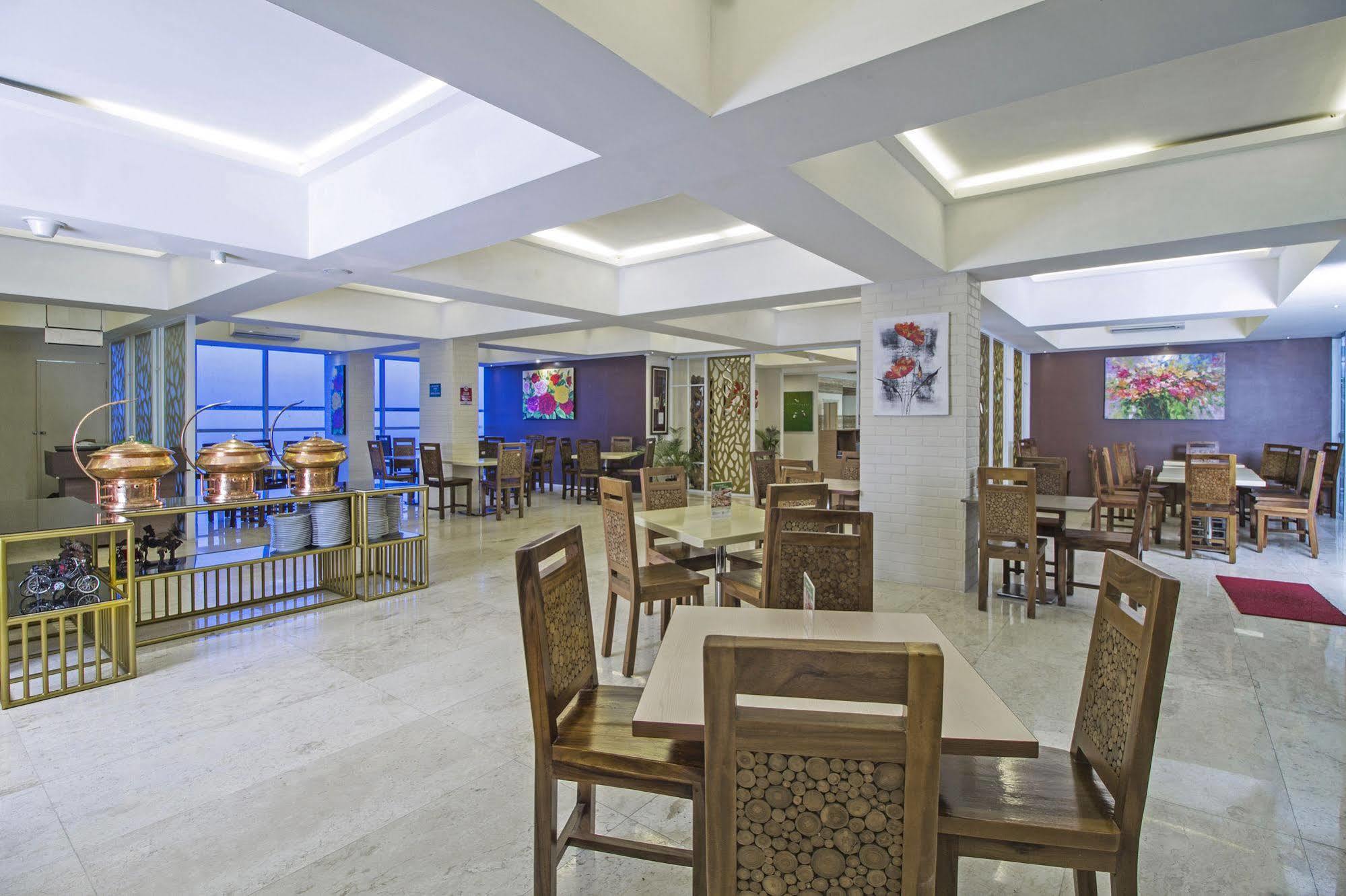 Hotel Reddoorz Premium @ Thamrin Kebon Sirih Yakarta Exterior foto