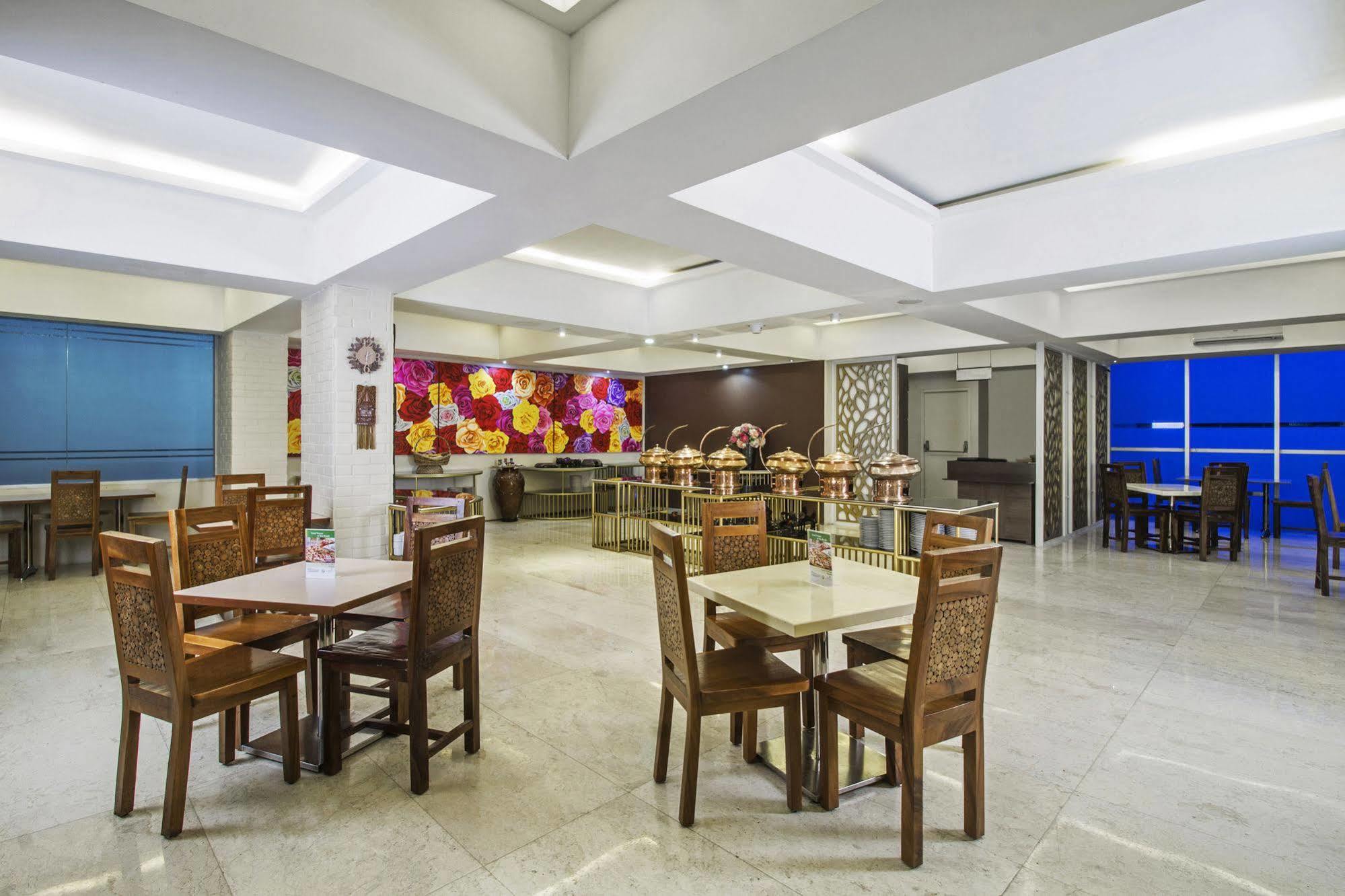 Hotel Reddoorz Premium @ Thamrin Kebon Sirih Yakarta Exterior foto