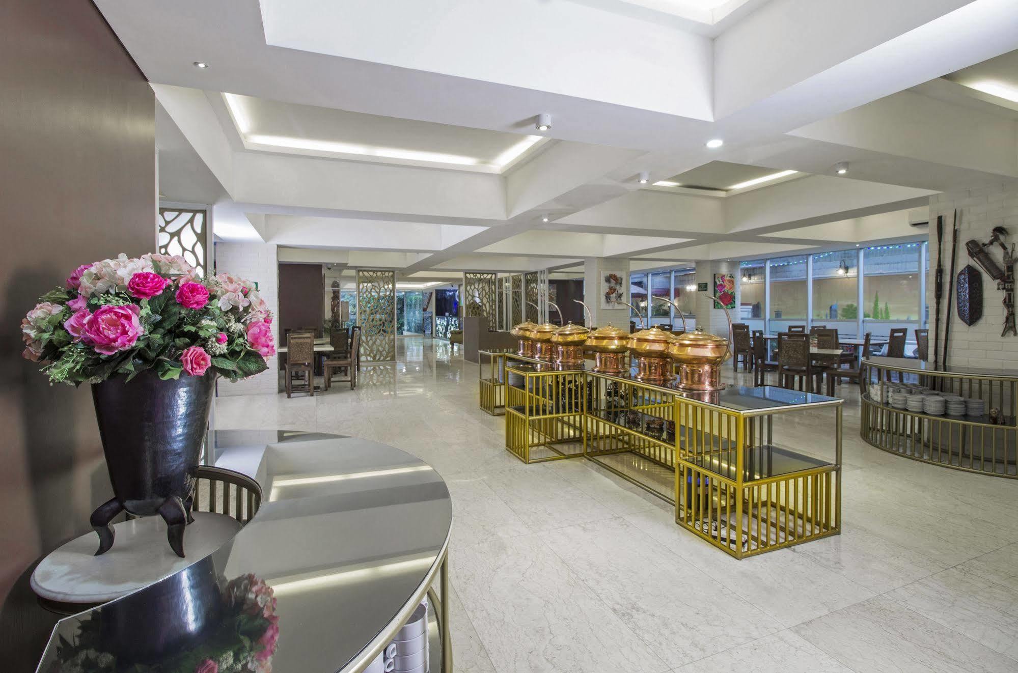 Hotel Reddoorz Premium @ Thamrin Kebon Sirih Yakarta Exterior foto