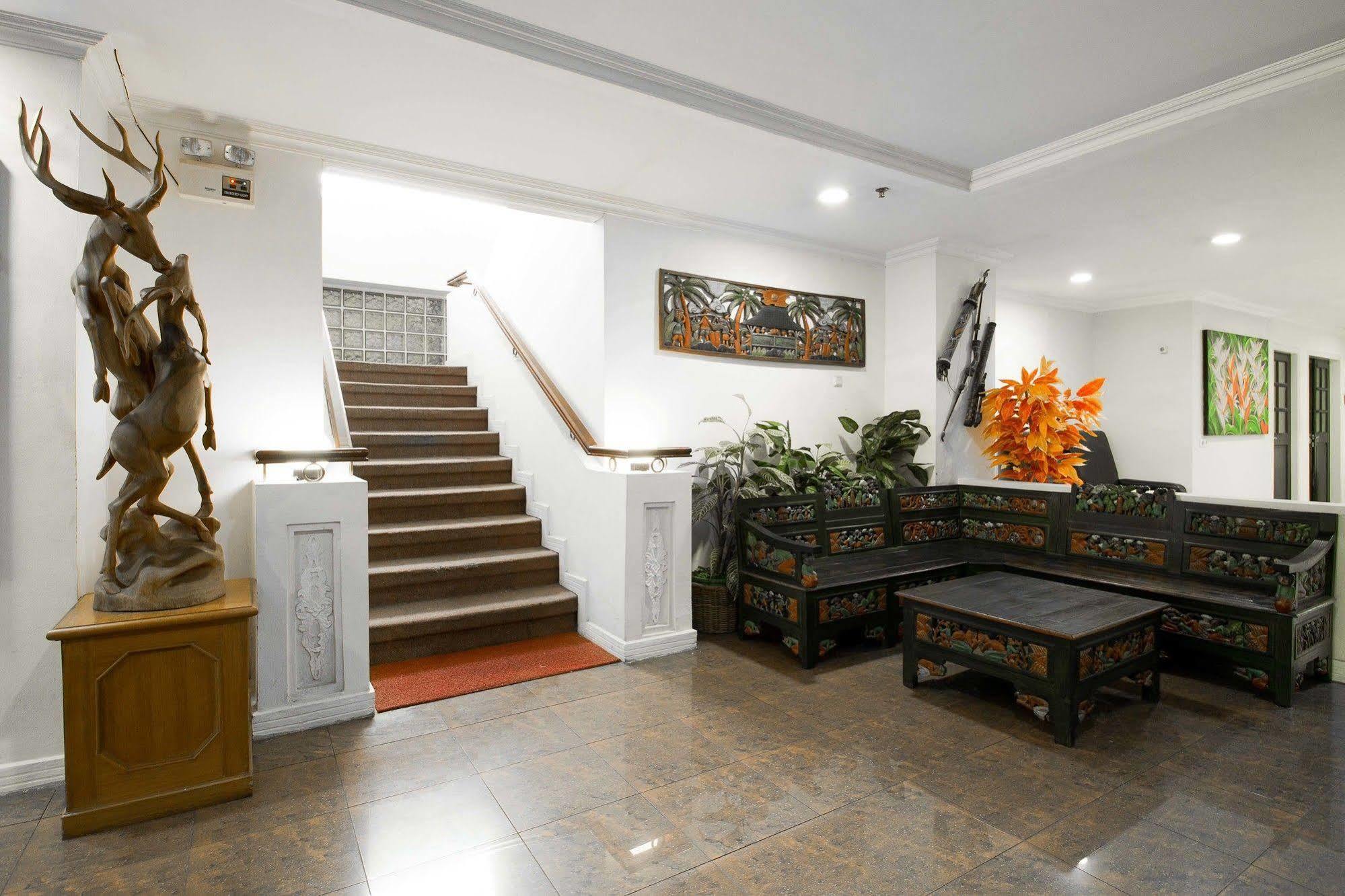 Hotel Reddoorz Premium @ Thamrin Kebon Sirih Yakarta Exterior foto