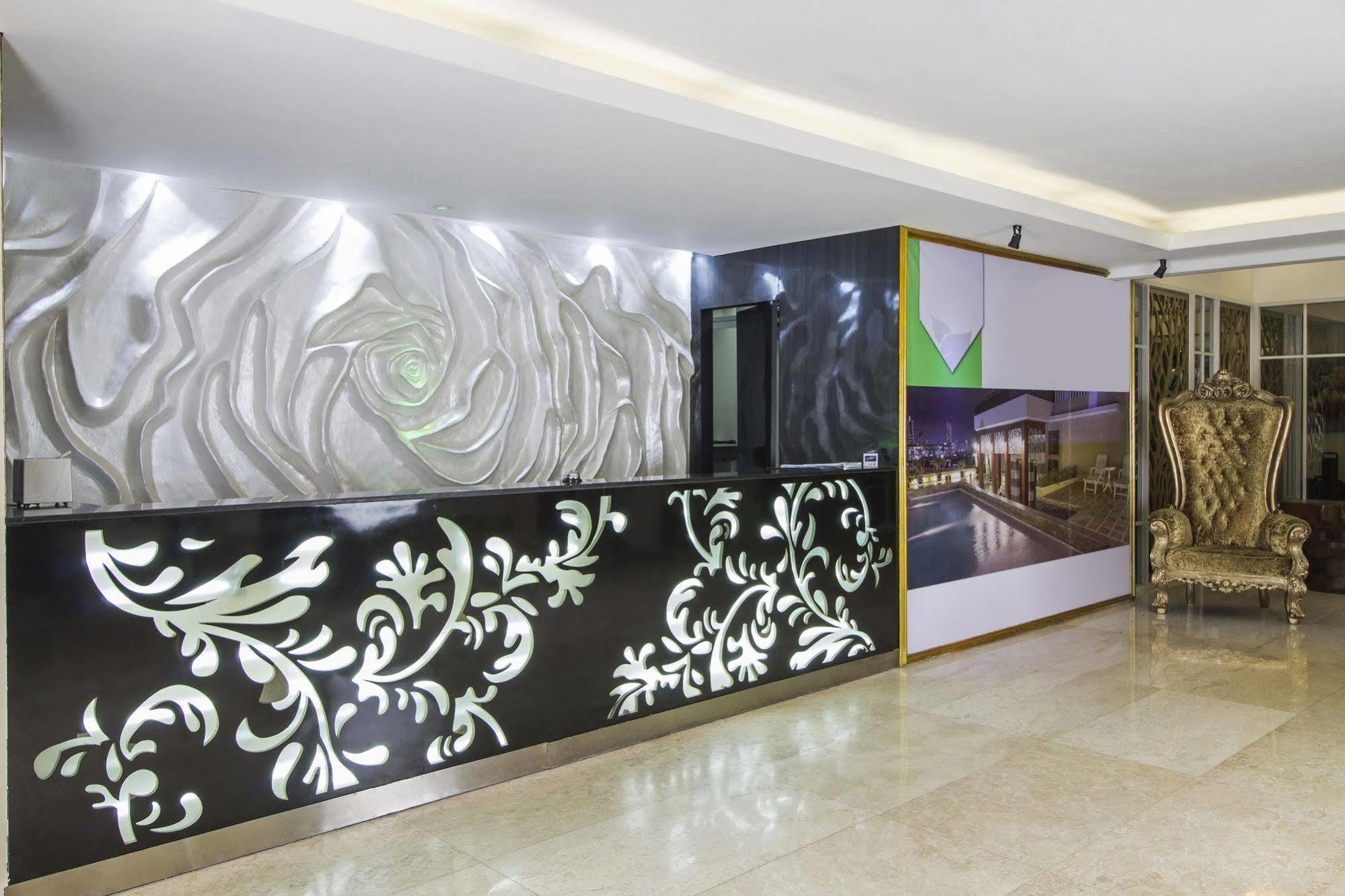 Hotel Reddoorz Premium @ Thamrin Kebon Sirih Yakarta Exterior foto