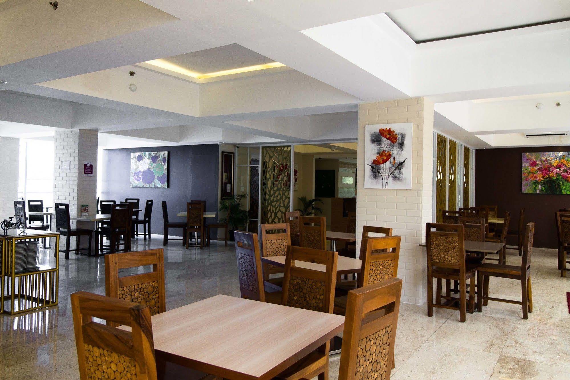 Hotel Reddoorz Premium @ Thamrin Kebon Sirih Yakarta Exterior foto