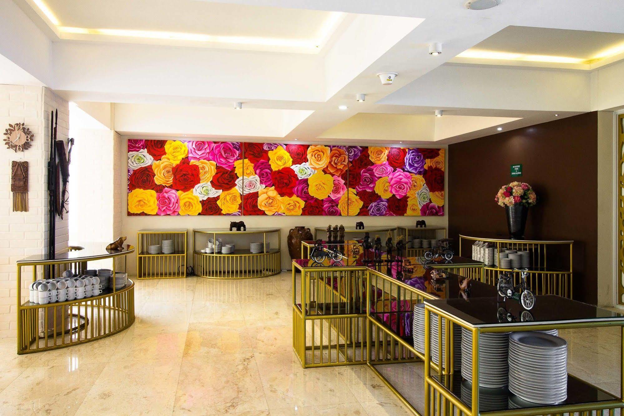 Hotel Reddoorz Premium @ Thamrin Kebon Sirih Yakarta Exterior foto