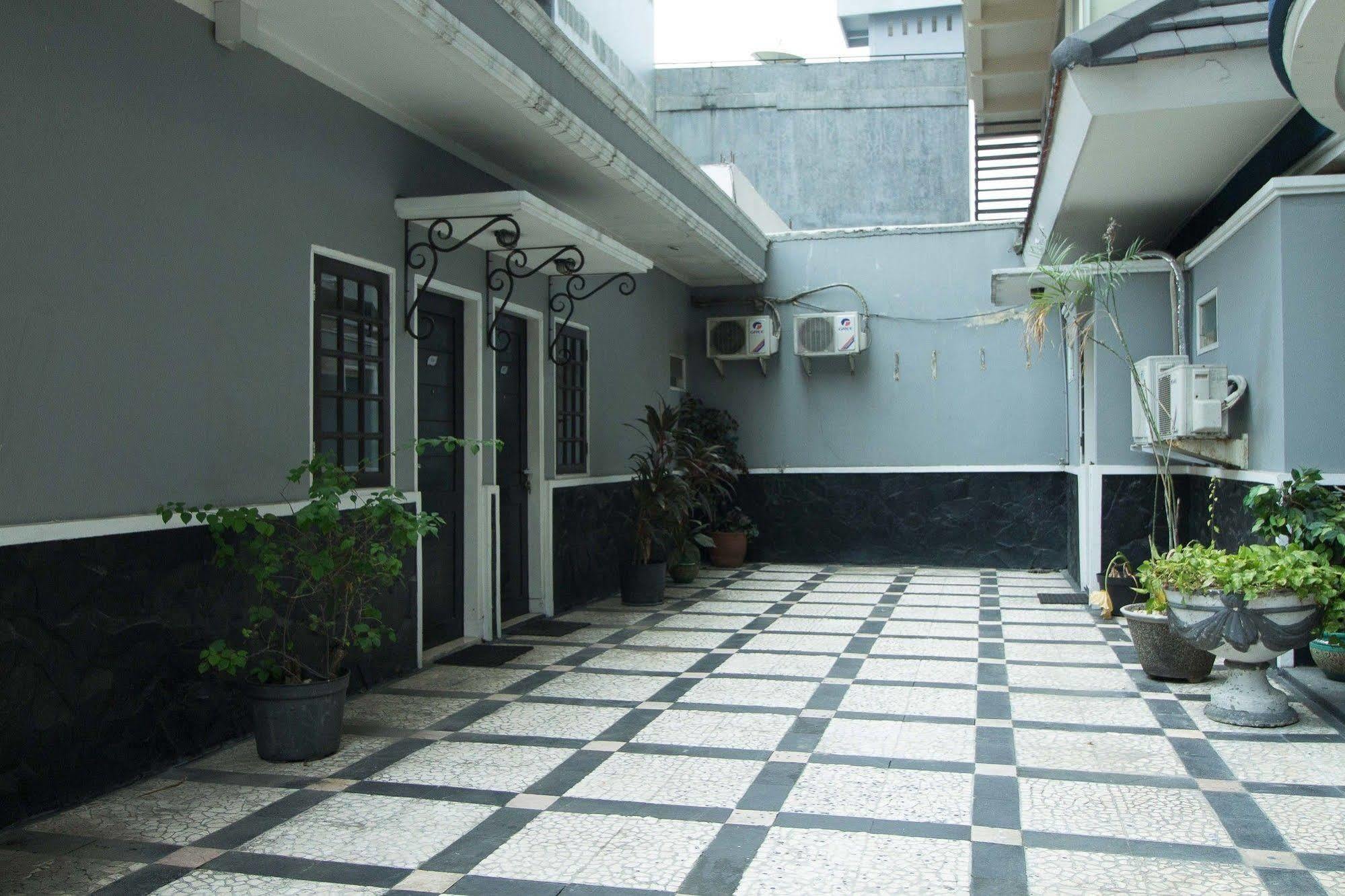 Hotel Reddoorz Premium @ Thamrin Kebon Sirih Yakarta Exterior foto