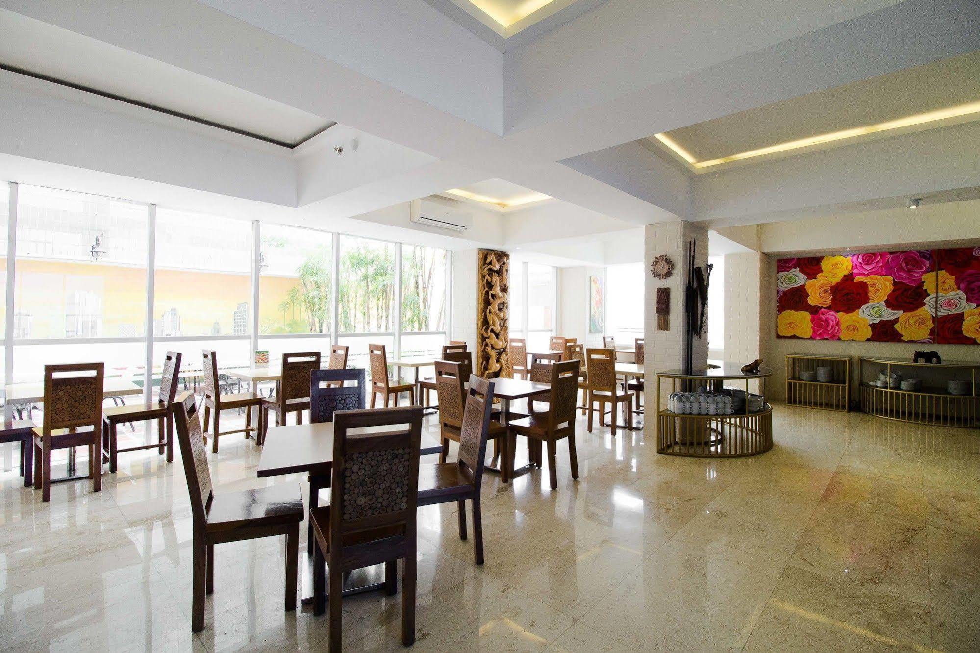Hotel Reddoorz Premium @ Thamrin Kebon Sirih Yakarta Exterior foto