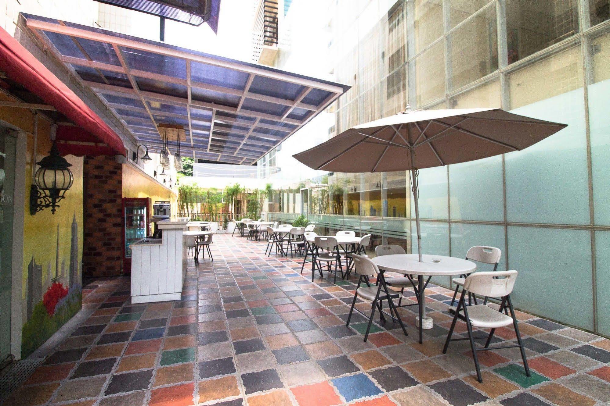Hotel Reddoorz Premium @ Thamrin Kebon Sirih Yakarta Exterior foto