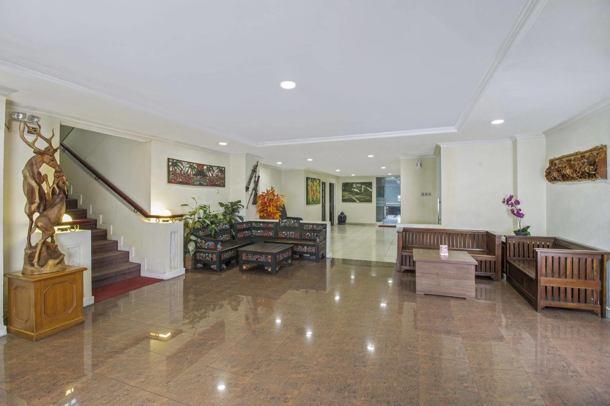 Hotel Reddoorz Premium @ Thamrin Kebon Sirih Yakarta Exterior foto