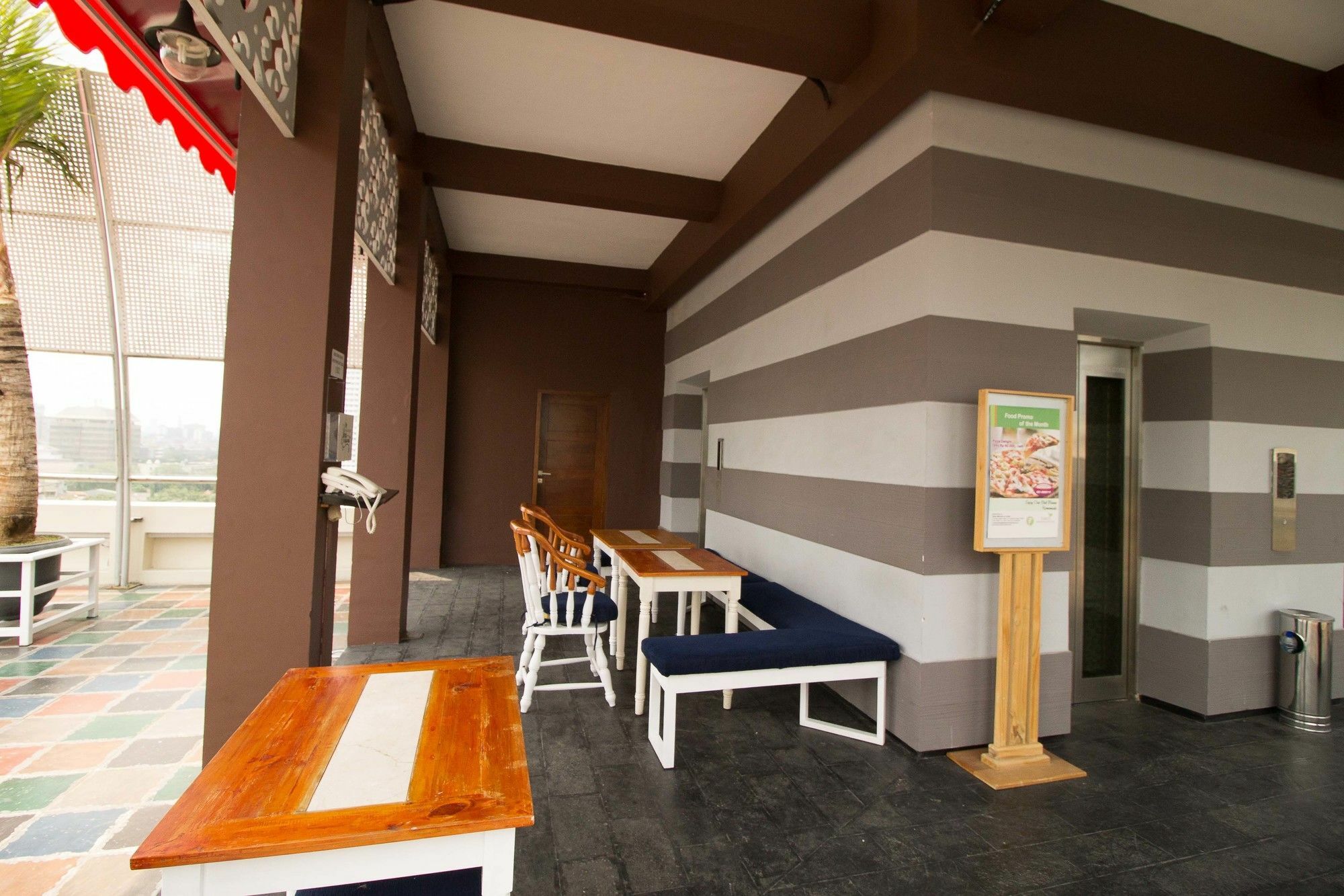 Hotel Reddoorz Premium @ Thamrin Kebon Sirih Yakarta Exterior foto