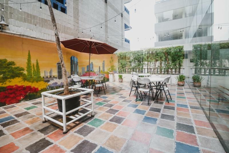 Hotel Reddoorz Premium @ Thamrin Kebon Sirih Yakarta Exterior foto
