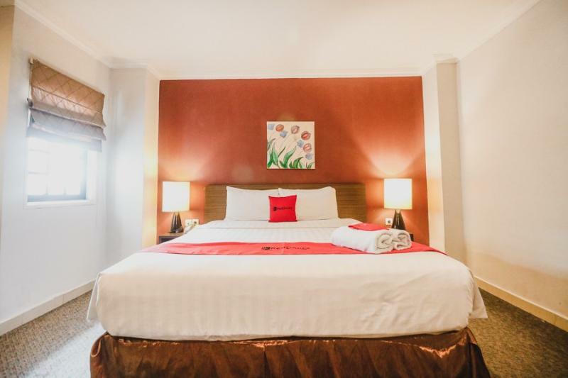 Hotel Reddoorz Premium @ Thamrin Kebon Sirih Yakarta Exterior foto